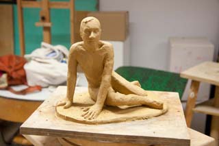 Atelier de modèle vivant des Artistes Ramonvillois  le 01 10 2018. Modelage : Corinne