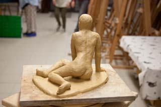 Atelier de modèle vivant des Artistes Ramonvillois  le 01 10 2018. Modelage : Corinne