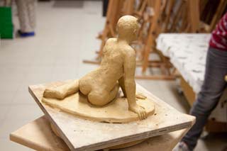 Atelier de modèle vivant des Artistes Ramonvillois  le 01 10 2018. Modelage : Corinne