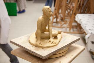 Atelier de modèle vivant des Artistes Ramonvillois  le 01 10 2018. Modelage : Corinne