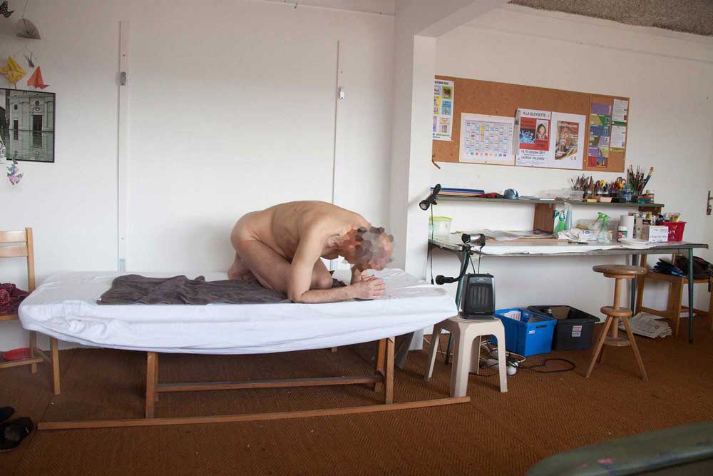 Modèle vivant pose accroupi